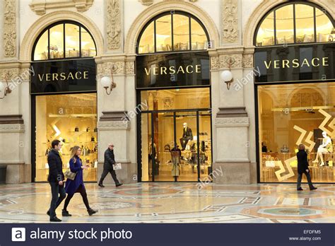 piazza 6 febbraio milano versace|Versace: New Flagship Store in Galleria Vittorio Emanuele II.